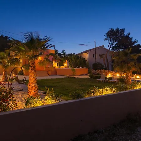 Casa de Férias Cozy In Mudri Dolac With Kitchen