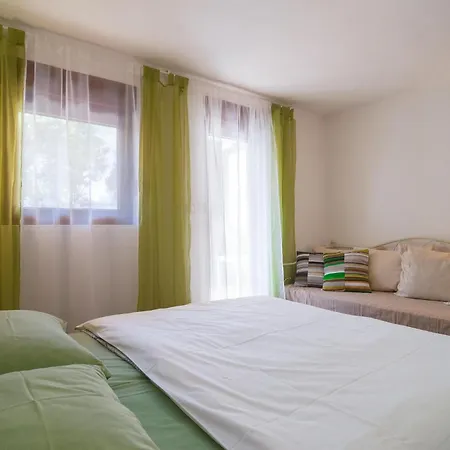 Casa de Férias Cozy In Mudri Dolac With Kitchen *