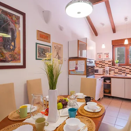 Casa de Férias Cozy In Mudri Dolac With Kitchen *