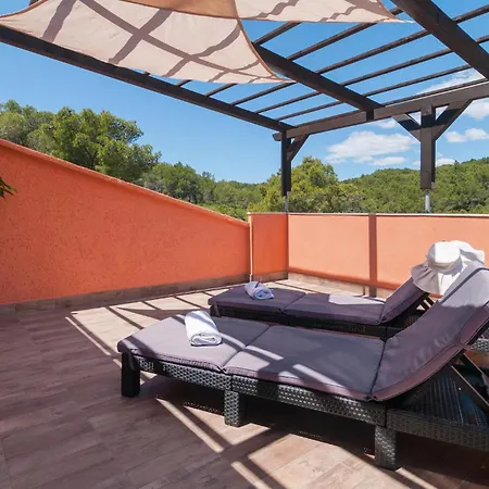 Casa de Férias Cozy In Mudri Dolac With Kitchen